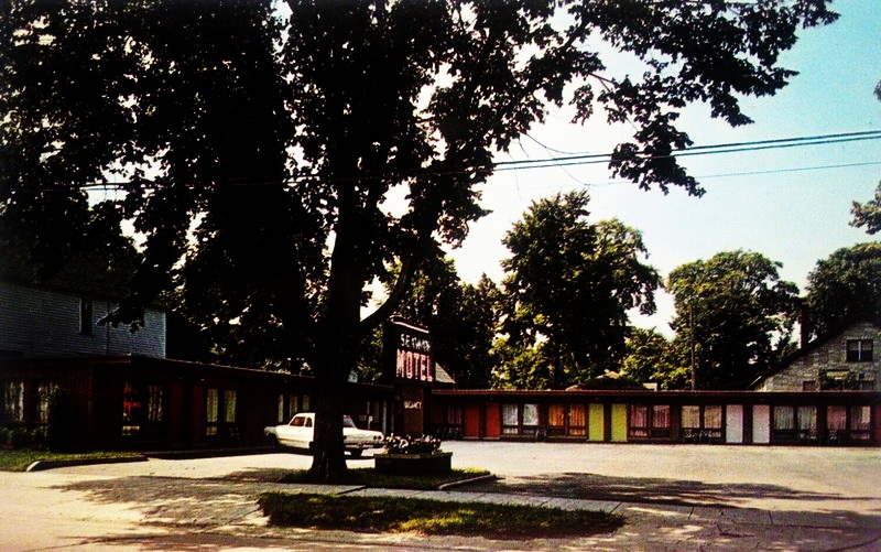 Byes Seaway Motel - Vintage Postcard